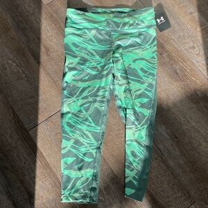 NWT Under Armour Compression Mid Rise Capri Leggings